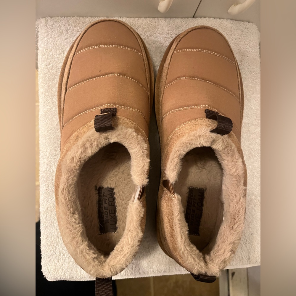 9 Wide Men's Skecher's Brown Fleece-Lined Slippers - Picture 2 of 8